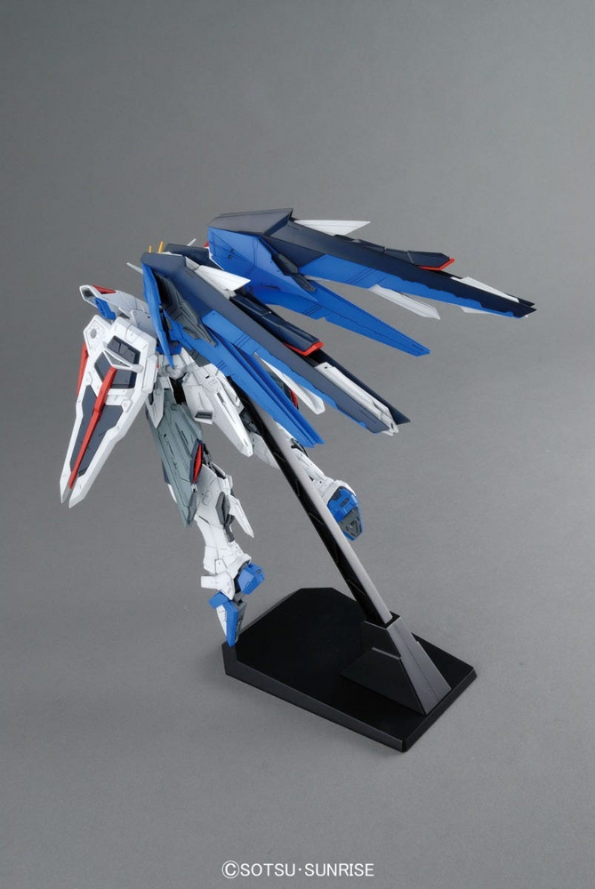Bandai MG 1/100 Freedom Gundam (Ver 2.0) 'Gundam SEED'